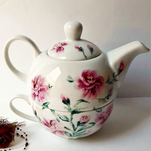 The set includes 2 pieces, a matching teapot and cup, perfect for teatime at 5. The designThe s and colors are diverse, allowing for choice; in this case, roses with a modern, cheerful, and vibrant color.  Weight: 500 grams. Capacity: 200 ml.
