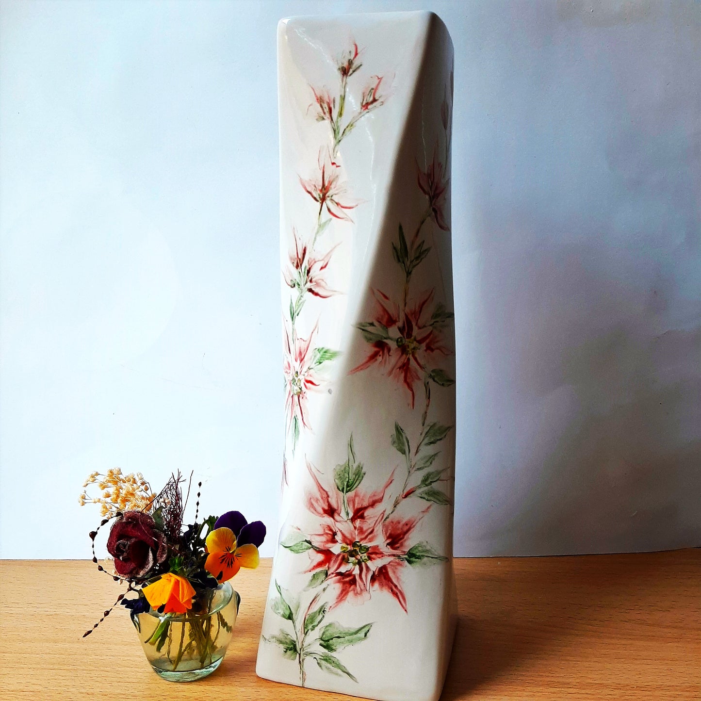 Jarrón de porcelana pintado a mano floral artesanal único decorativo.