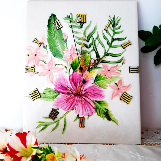 Inspirado en composición tropical, que existe el multitud de colores y tamaños    y he elegido este color que es muy alegre y vistoso. He pintado los azulejos porque son flores grandes y vistosas o pequeñas en composiciones mas adecuadas para objetos grandes.