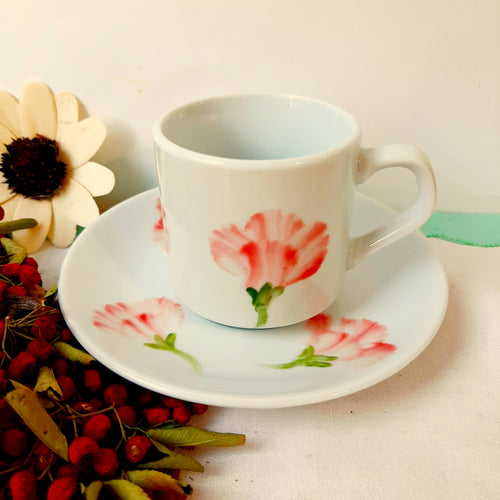 juego de cafe pintado a mano pintado con claveles rojos en la taza y en el plato.