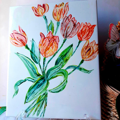 Inspirado en la flor tulipán que existe el multitud de colores y tamaños, con un perfume muy sutil, y he elegido este color que es muy alegre y vistoso. He pintado los azulejos porque son flores grandes y vistosas o pequeñas en composiciones mas adecuadas para objetos grandes.