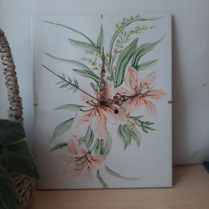 Reloj de azulejo de porcelana esmaltado pintado a mano lilium artesanal floral único.