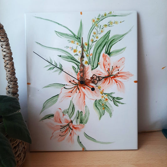 Reloj de azulejo de porcelana esmaltado pintado a mano lilium artesanal floral único.