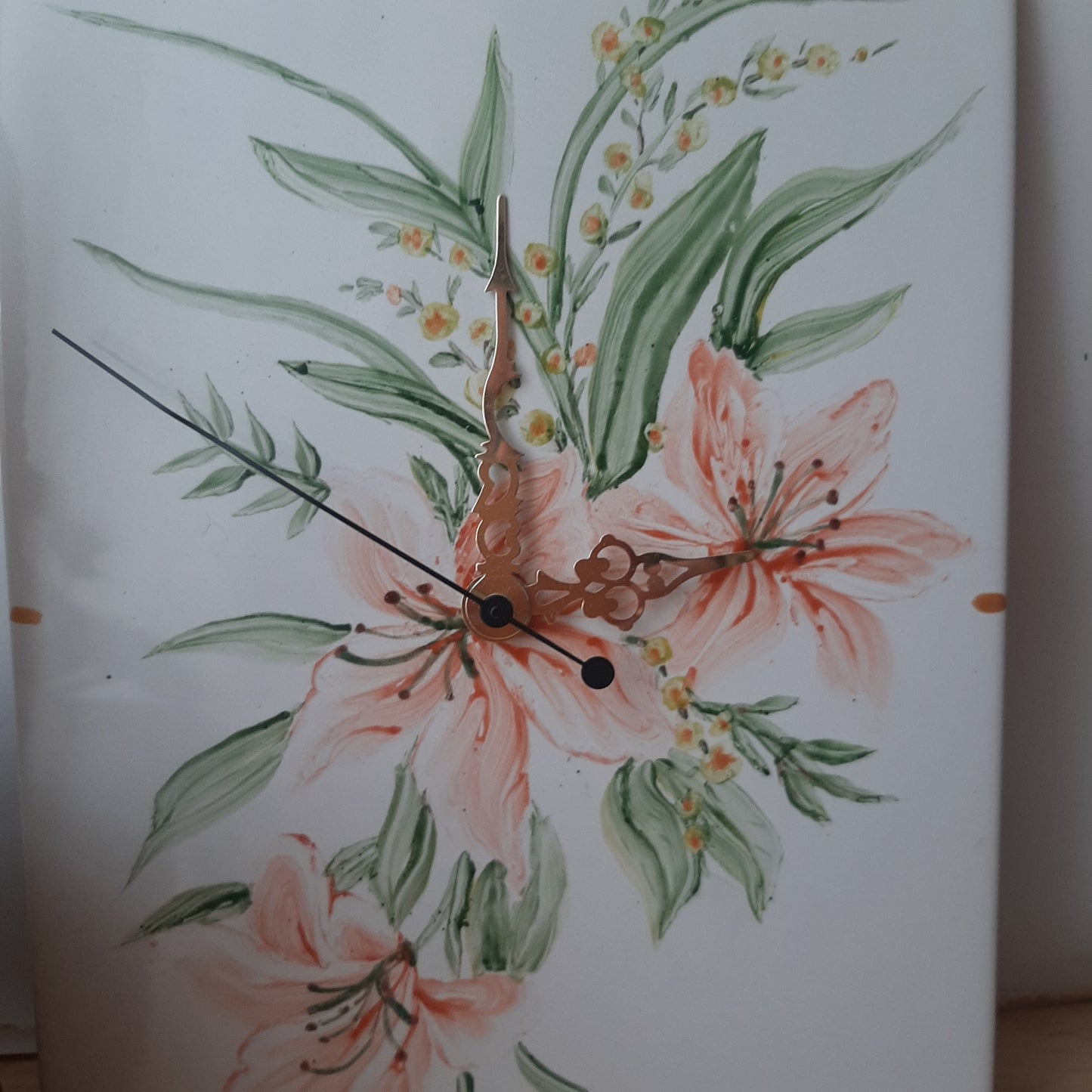 Reloj de azulejo de porcelana esmaltado pintado a mano lilium artesanal floral único.