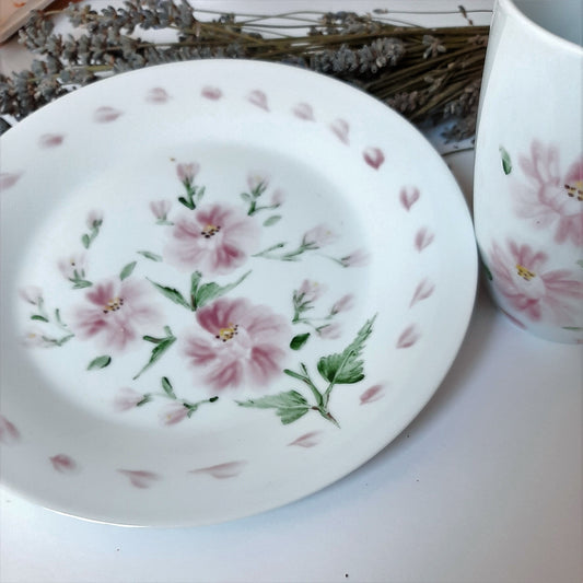 Plato y taza de porcelana esmaltado, pintado a mano, rosas  rosa, objeto artesanal, arte floral.