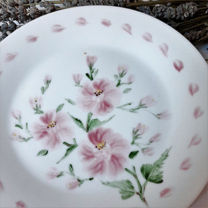 Plato y taza de porcelana esmaltado, pintado a mano, rosas  rosa, objeto artesanal, arte floral.