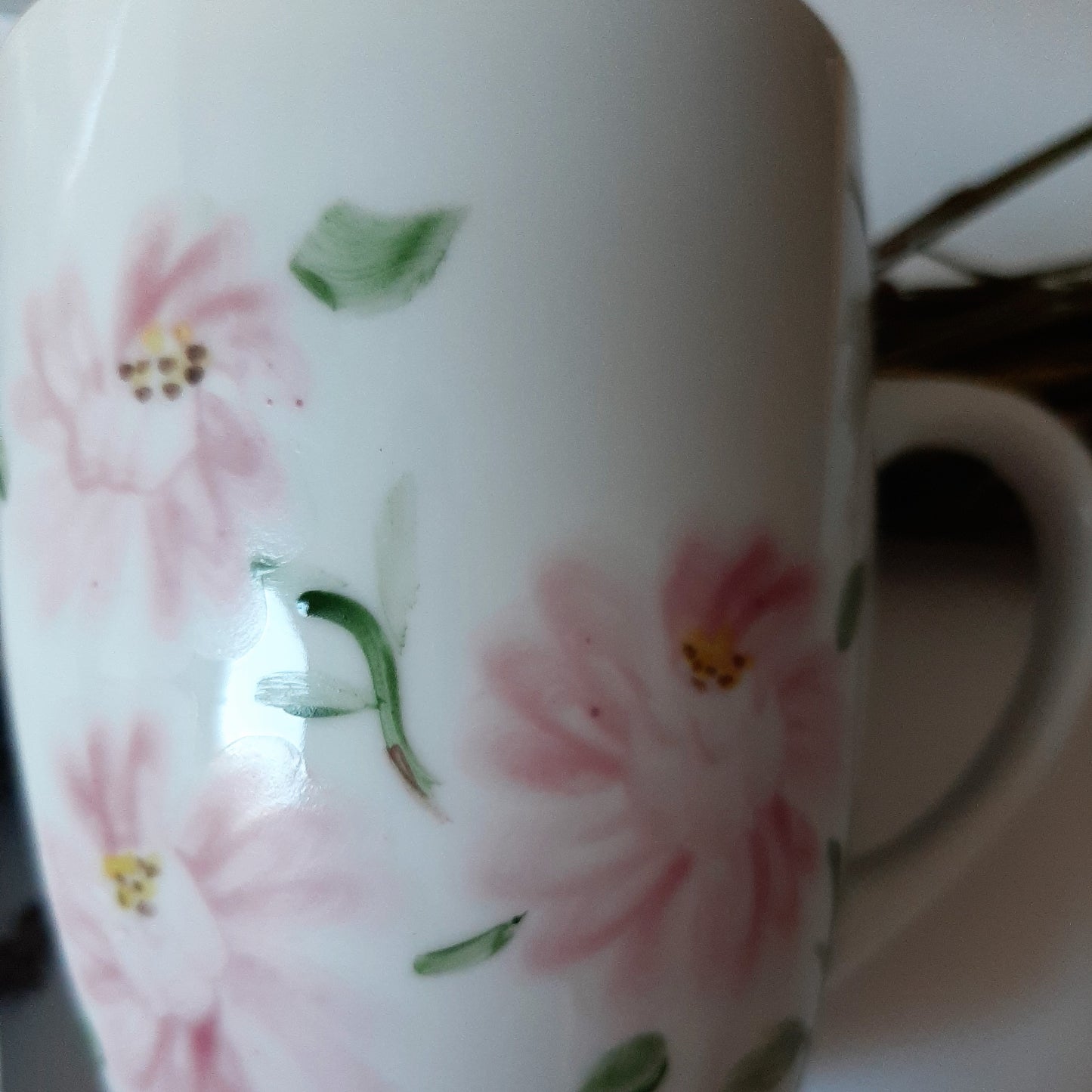 Plato y taza de porcelana esmaltado, pintado a mano, rosas  rosa, objeto artesanal, arte floral.