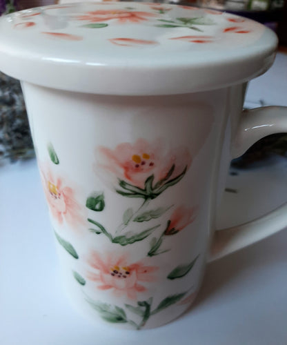 Plato y taza de porcelana esmaltado, pintado a mano, rosas coral, objeto artesanal, arte floral.