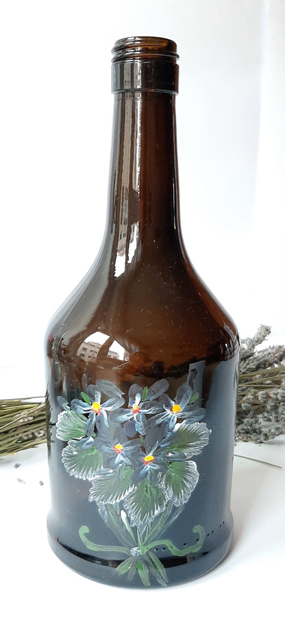 Botella esmaltada, pintada a mano, floral , ramito de violetas, artesanal, único, inalterable.