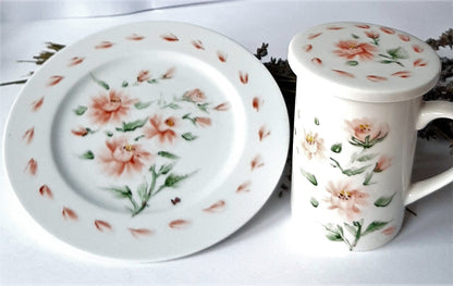 Plato y taza de porcelana esmaltado, pintado a mano, rosas coral, objeto artesanal, arte floral.