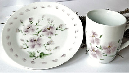 Plato y taza de porcelana esmaltado, pintado a mano, rosas morado, objeto artesanal, arte floral.