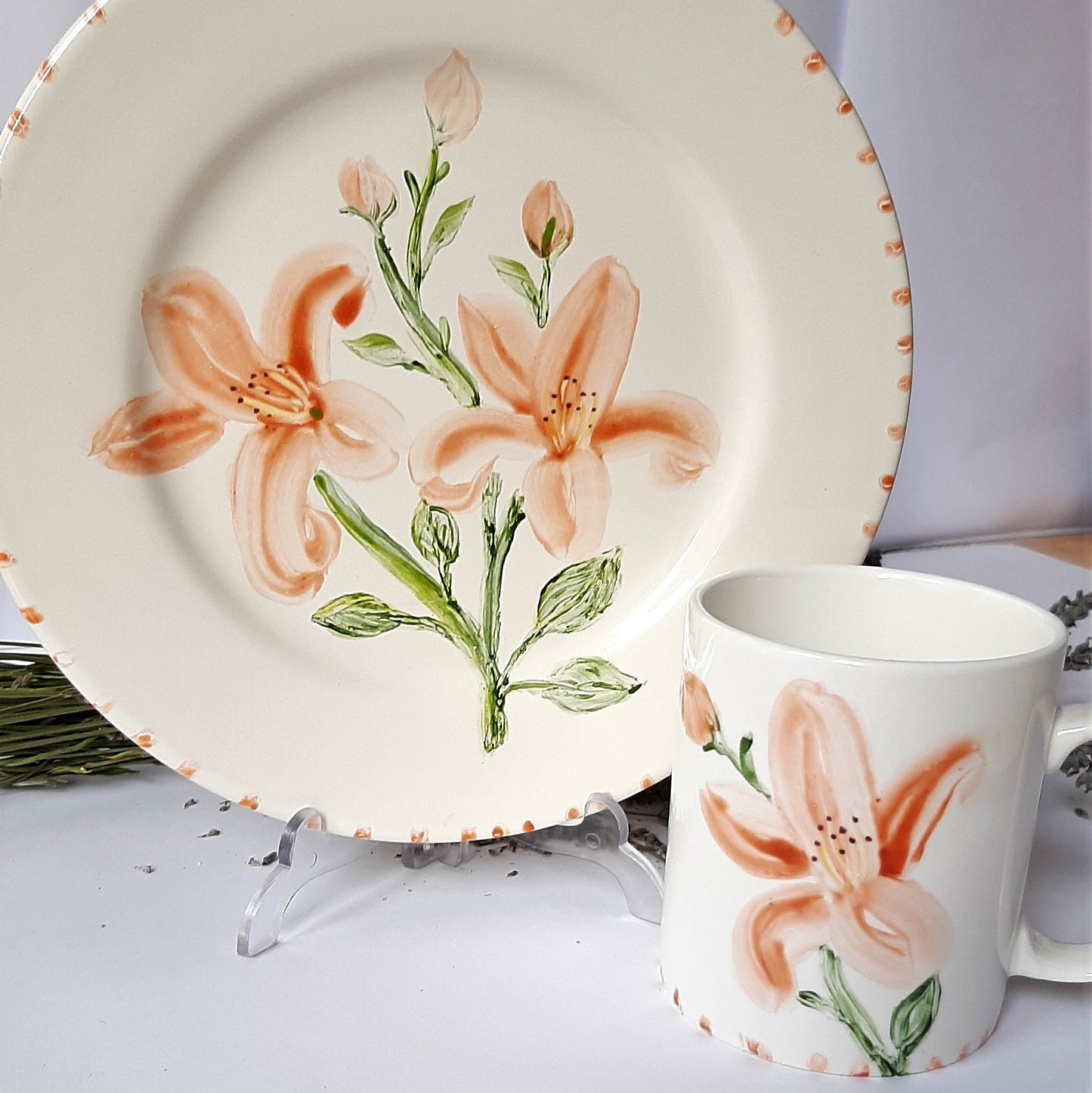 Plato y taza de porcelana esmaltado, pintado a mano, lilium naranja, objeto artesanal, arte floral, únicos .