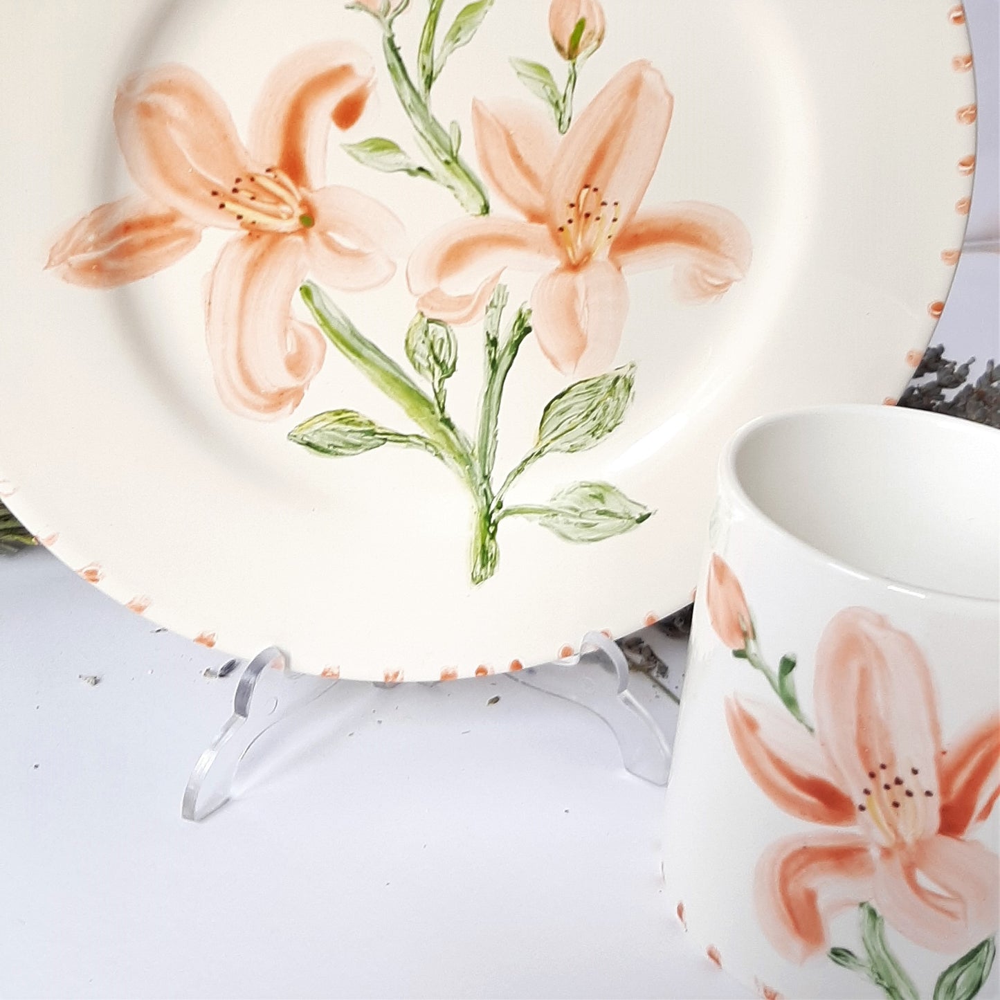 Plato y taza de porcelana esmaltado, pintado a mano, lilium naranja, objeto artesanal, arte floral, únicos .