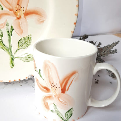 Plato y taza de porcelana esmaltado, pintado a mano, lilium naranja, objeto artesanal, arte floral, únicos .