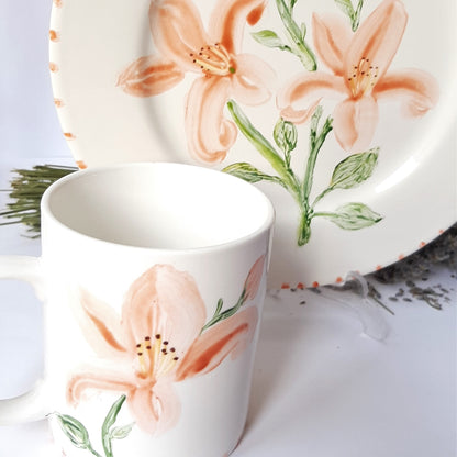 Plato y taza de porcelana esmaltado, pintado a mano, lilium naranja, objeto artesanal, arte floral, únicos .