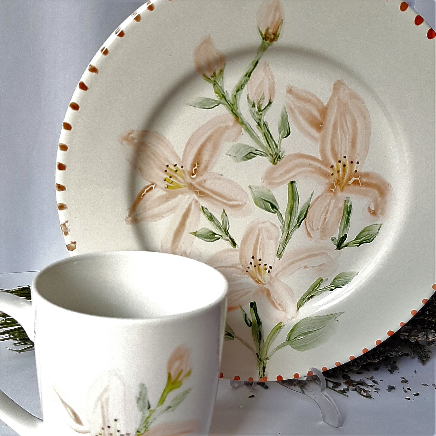 Plato y taza de porcelana esmaltado, pintado a mano, lilium naranja, objeto artesanal, arte floral, únicos .