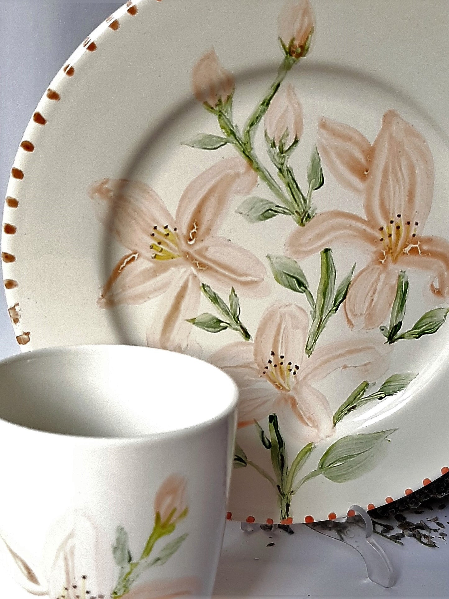 Plato y taza de porcelana esmaltado, pintado a mano, lilium naranja, objeto artesanal, arte floral, únicos .