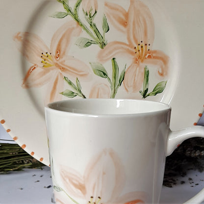 Plato y taza de porcelana esmaltado, pintado a mano, lilium naranja, objeto artesanal, arte floral, únicos .