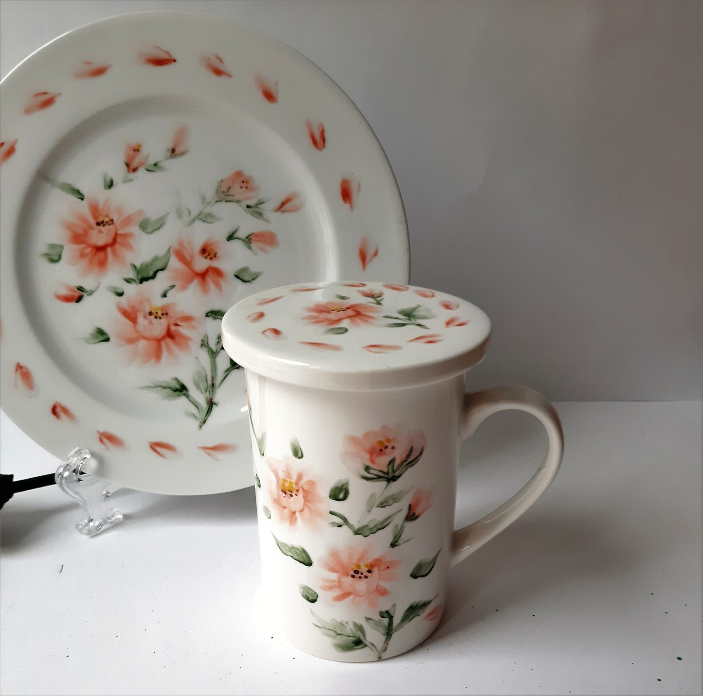 Plato y taza de porcelana esmaltado, pintado a mano, rosas coral, objeto artesanal, arte floral.