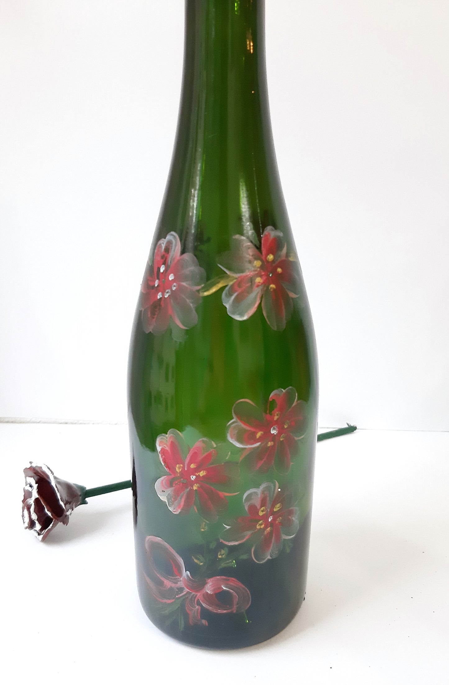 Botella esmaltada, pintada a mano, floral , primaveras rojas, artesanal, personalizada, original, inalterable.