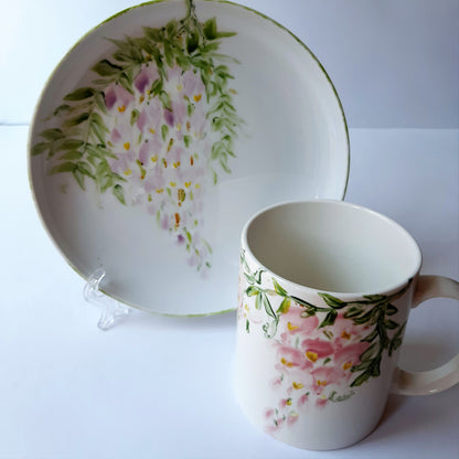 Plato y taza de porcelana esmaltado, pintado a mano, wisteria rosa, objeto artesanal, arte floral.