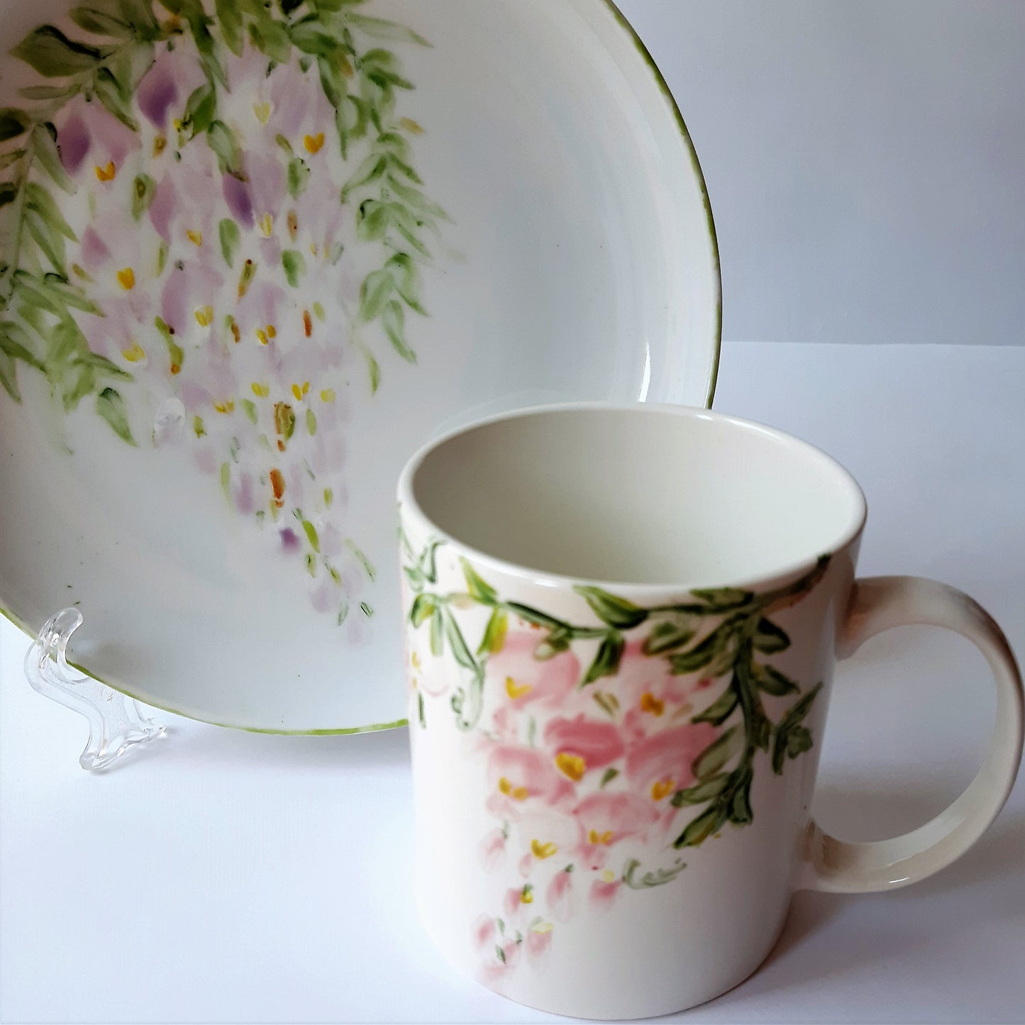 Plato y taza de porcelana esmaltado, pintado a mano, wisteria rosa, objeto artesanal, arte floral.