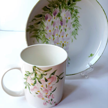 Plato y taza de porcelana esmaltado, pintado a mano, wisteria rosa, objeto artesanal, arte floral.