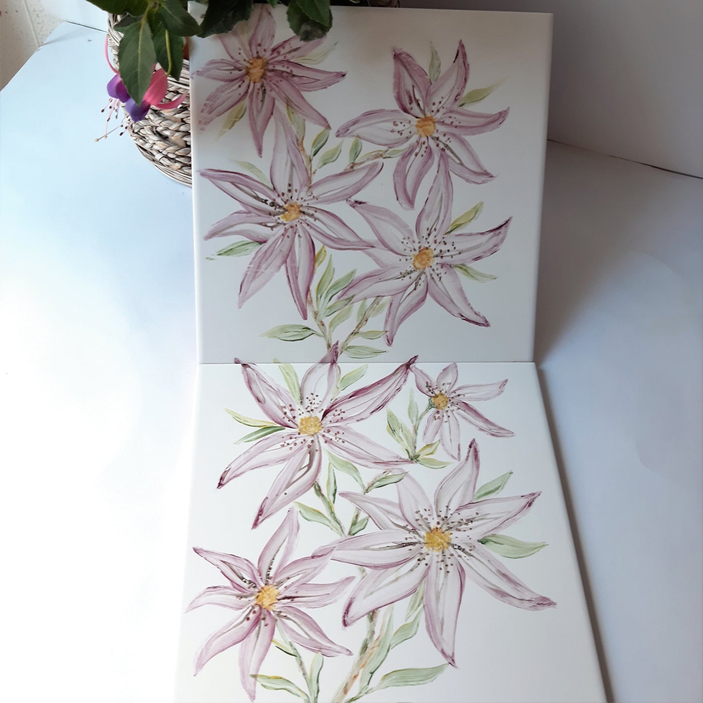 Set de azulejos pintado a mano clematis rosa artesanal floral únicos.