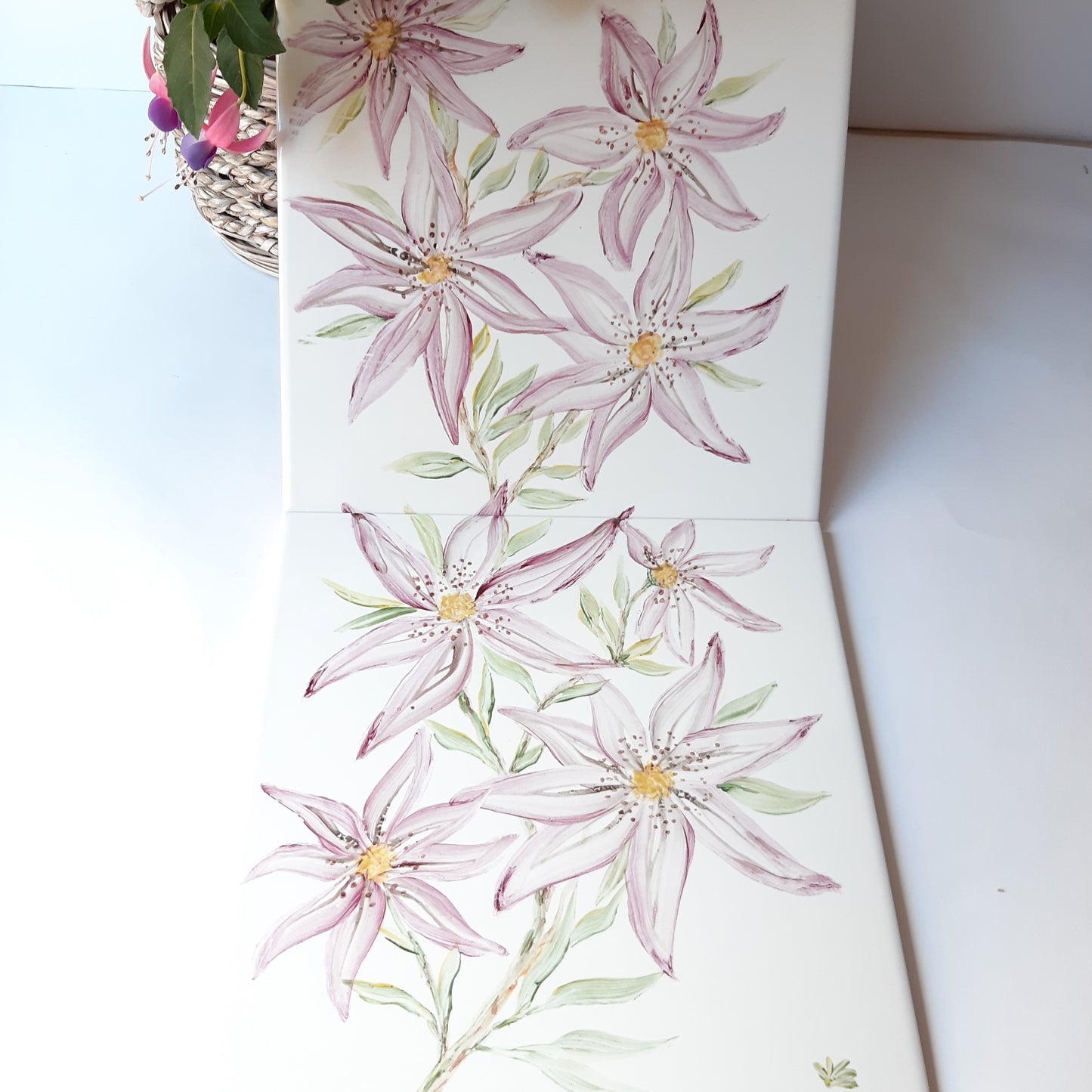 Set de azulejos pintado a mano clematis rosa artesanal floral únicos.