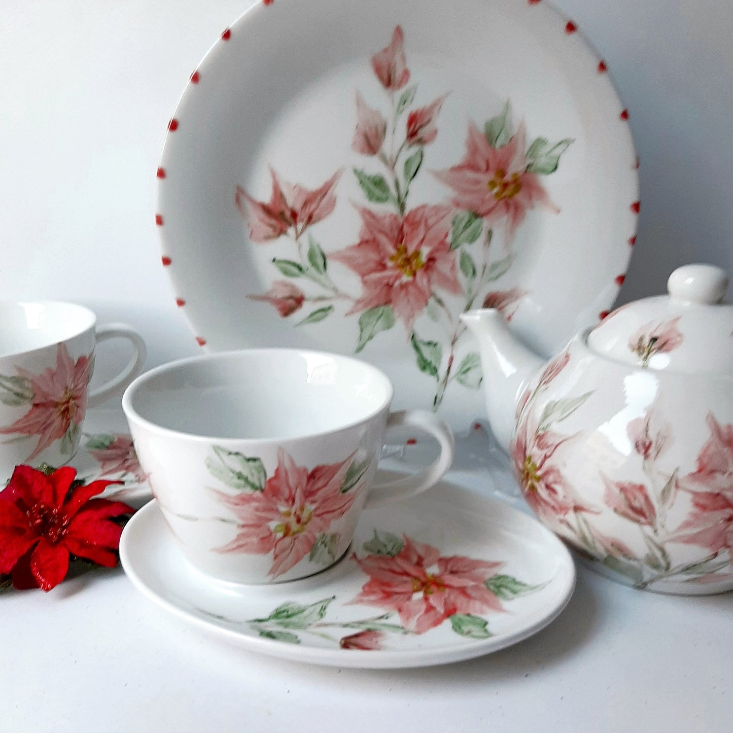 Juego de café ó te porcelana pintada a mano poinsettia o flor de pascua Navidad.