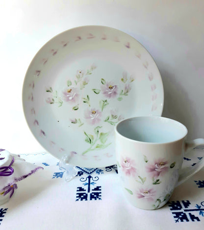 Plato y taza de porcelana esmaltado, pintado a mano, rosas  rosa, objeto artesanal, arte floral.