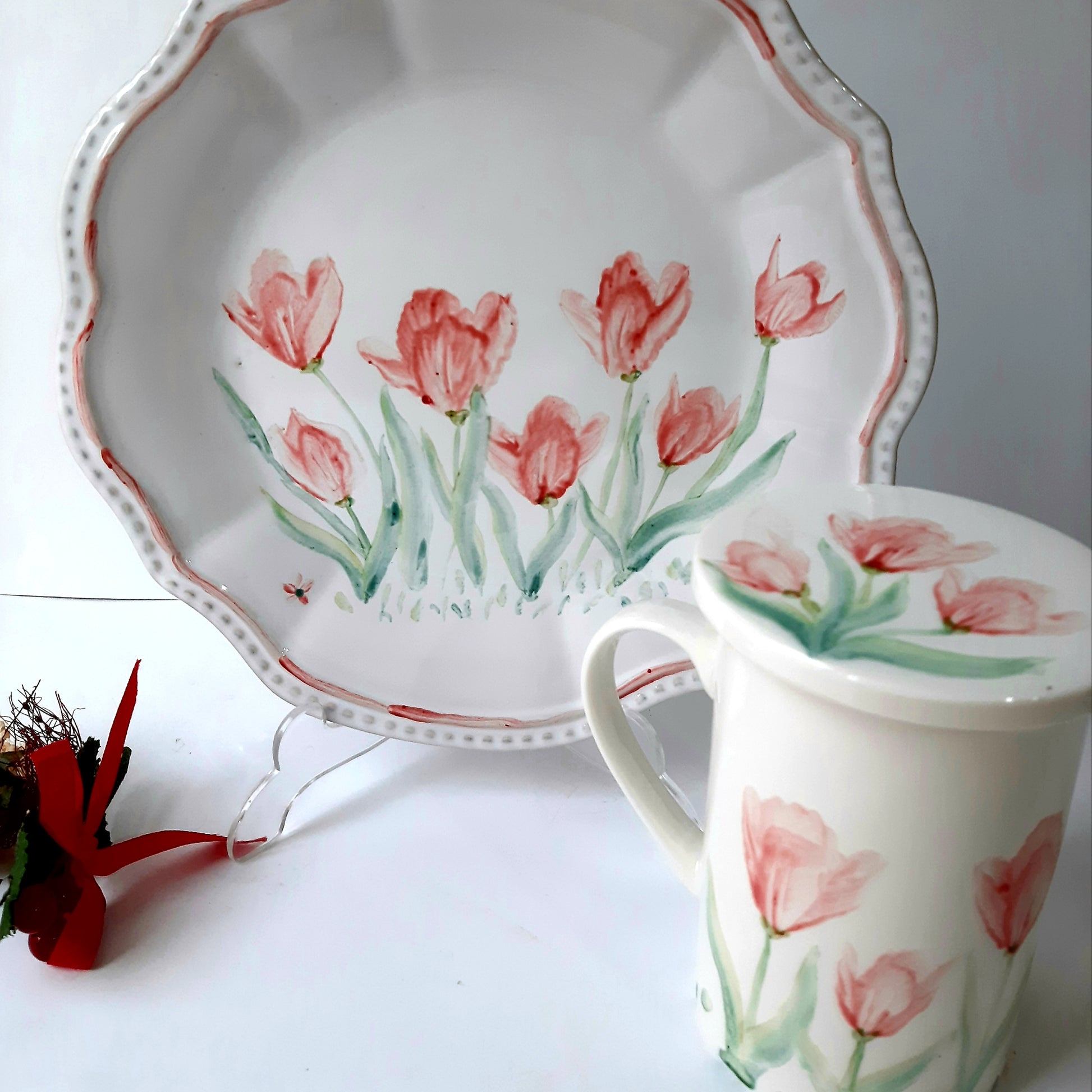 Plato y taza esmaltado, pintado a mano, tulipan rojo, flores