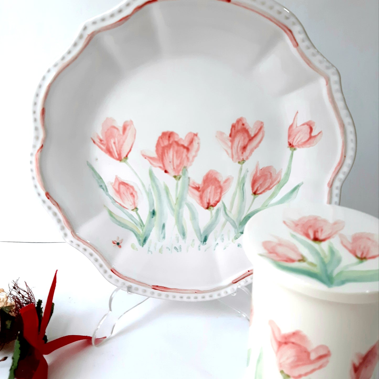 Plato y taza de porcelana esmaltado, pintado a mano, tulipán rojo, objeto artesanal, arte floral, únicos .