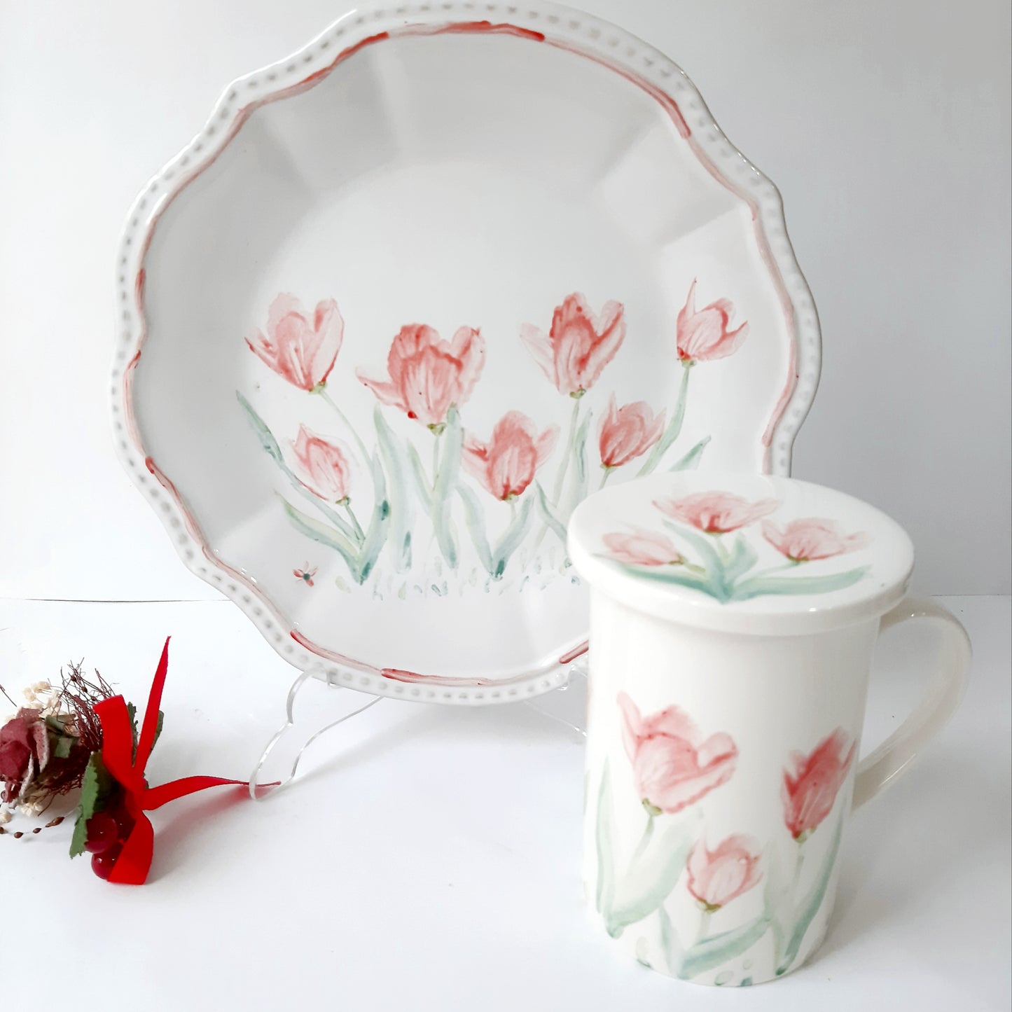 Plato y taza de porcelana esmaltado, pintado a mano, tulipán rojo, objeto artesanal, arte floral, únicos .