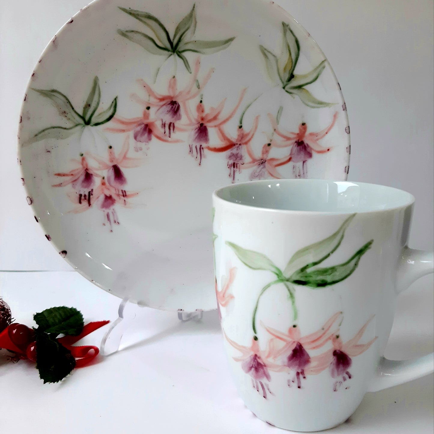 Plato y taza de porcelana esmaltado, pintado a mano, pendientes de la reina, objeto artesanal, arte floral, únicos .