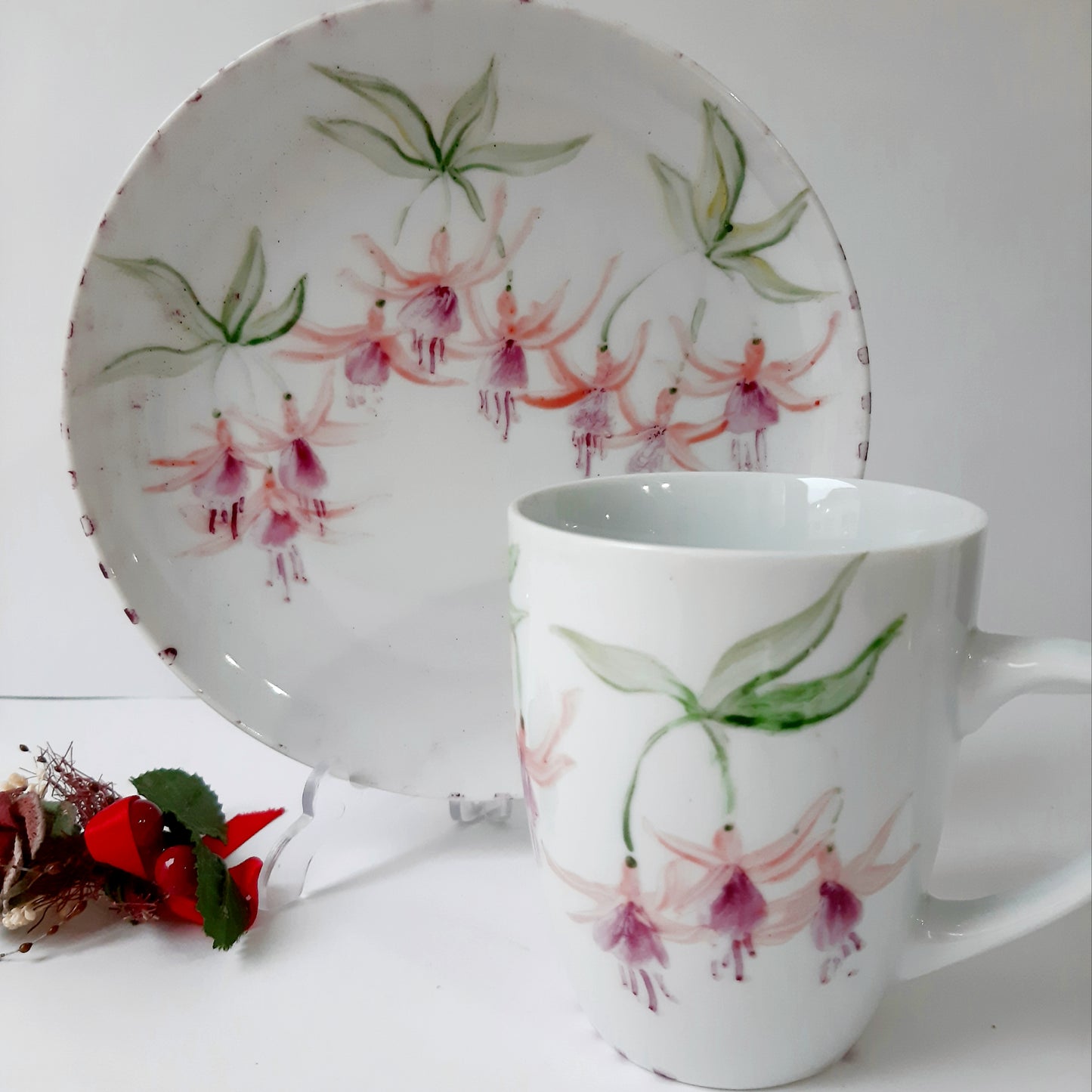 Plato y taza de porcelana esmaltado, pintado a mano, pendientes de la reina, objeto artesanal, arte floral, únicos .