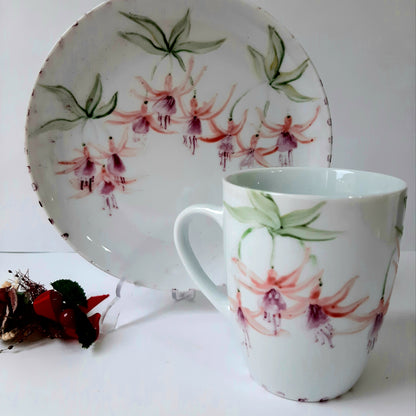 Plato y taza de porcelana esmaltado, pintado a mano, pendientes de la reina, objeto artesanal, arte floral, únicos .