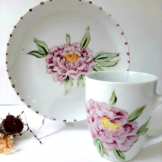 Plato y taza de porcelana esmaltado, pintado a mano, peonia, objeto artesanal, arte floral, únicos .