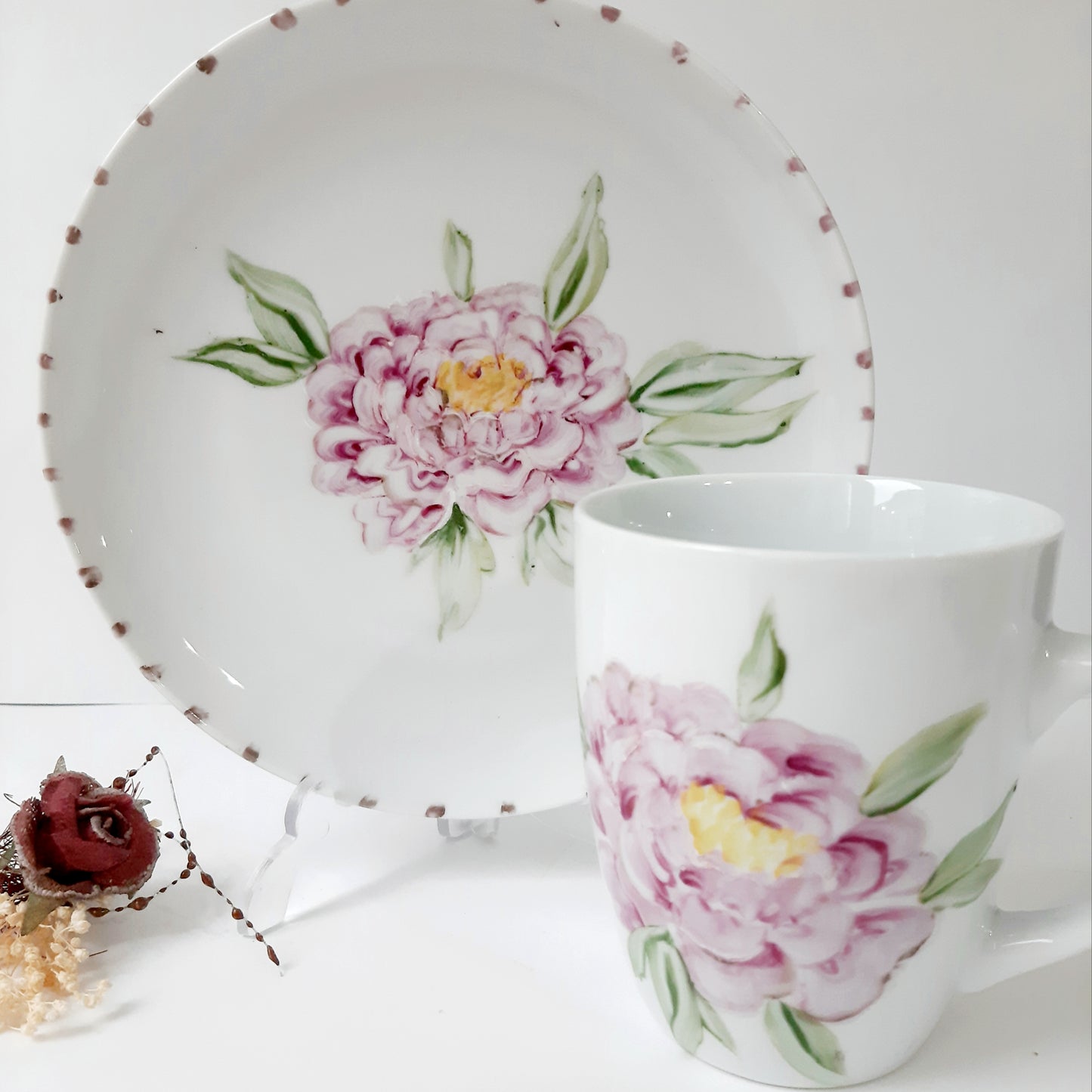 Plato y taza de porcelana esmaltado, pintado a mano, peonia, objeto artesanal, arte floral, únicos .