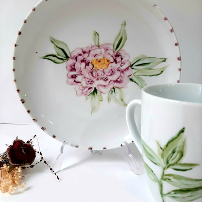 Plato y taza de porcelana esmaltado, pintado a mano, peonia, objeto artesanal, arte floral, únicos .