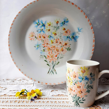 Plato y taza de porcelana esmaltado, pintado a mano, ramito de primavera, objeto artesanal, arte floral.