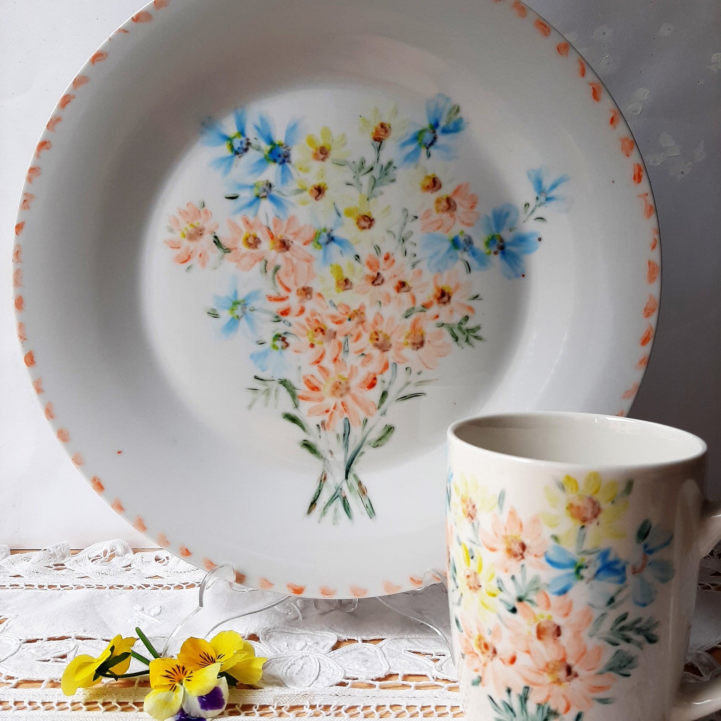 Plato y taza de porcelana esmaltado, pintado a mano, ramito de primavera, objeto artesanal, arte floral.