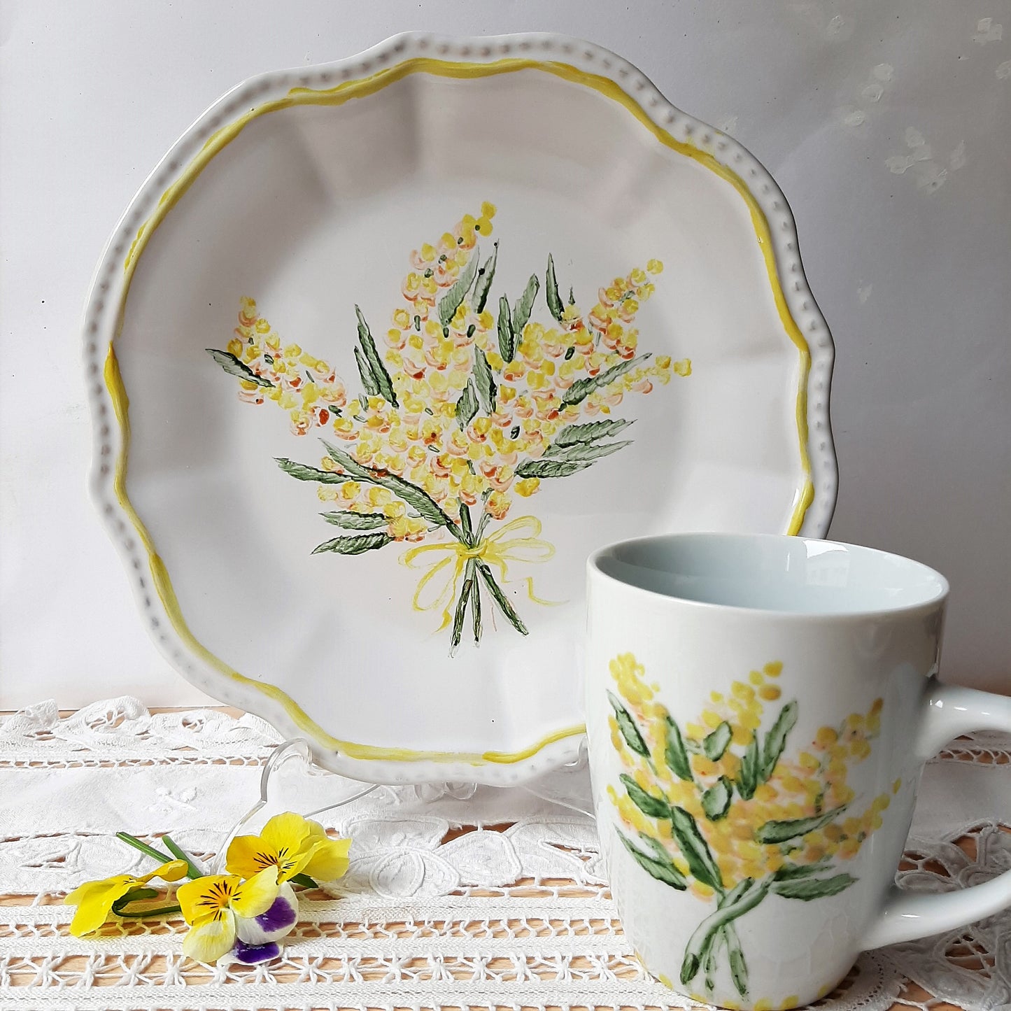 Plato y taza, set de porcelana esmaltado, pintado a mano, mimosas de primavera, objeto artesanal, arte floral.