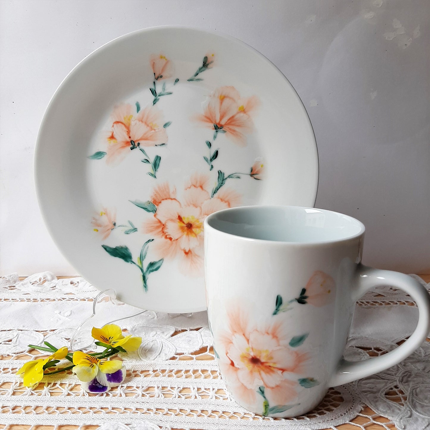 Plato y taza de porcelana esmaltado, pintado a mano, anemona, objeto artesanal, arte floral, únicos .