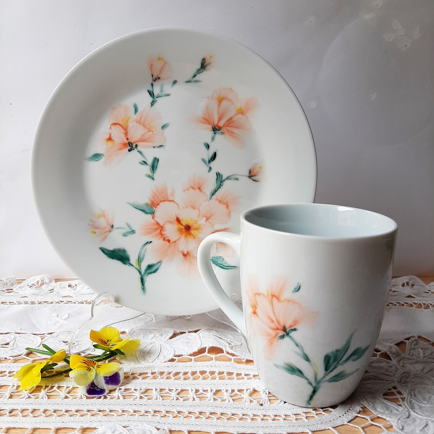 Plato y taza de porcelana esmaltado, pintado a mano, anemona, objeto artesanal, arte floral, únicos .