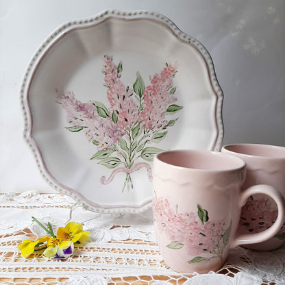 Plato y taza de porcelana esmaltado, pintado a mano, lilas, objeto artesanal, arte floral, únicos .