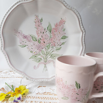 Plato y taza de porcelana esmaltado, pintado a mano, lilas, objeto artesanal, arte floral, únicos .