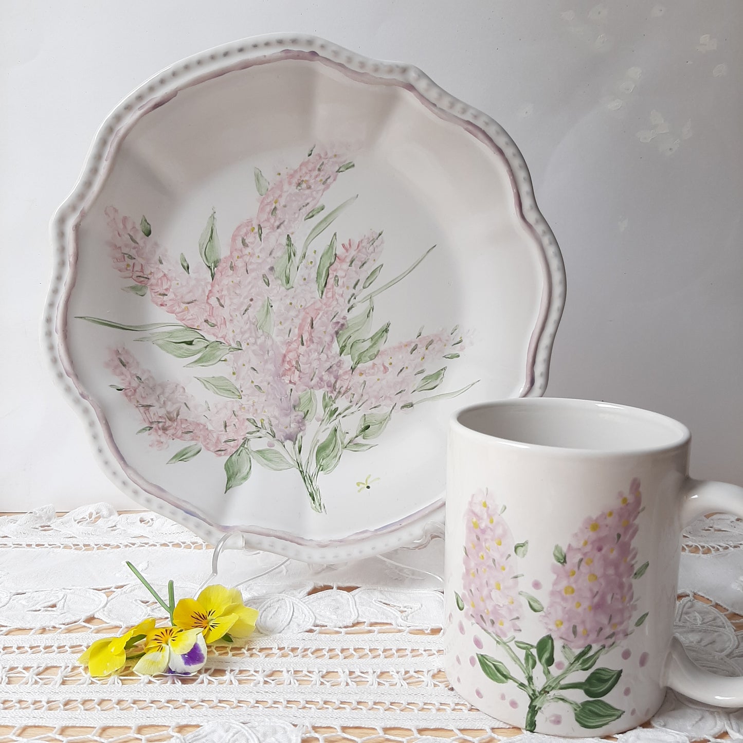 Plato y taza de porcelana esmaltado, pintado a mano, lilas, objeto artesanal, arte floral, únicos .