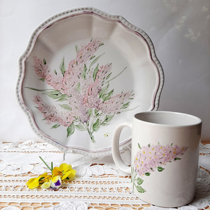 Plato y taza de porcelana esmaltado, pintado a mano, lilas, objeto artesanal, arte floral, únicos .