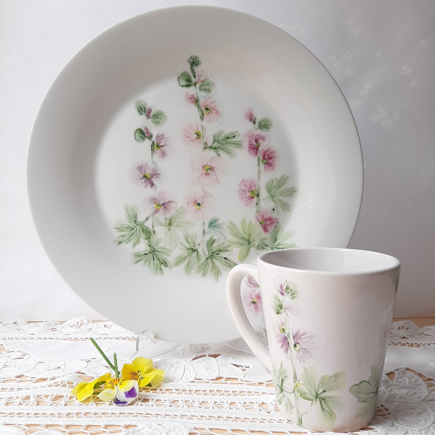 Plato y taza de porcelana esmaltado, pintado a mano, malva real, objeto artesanal, arte floral, únicos .